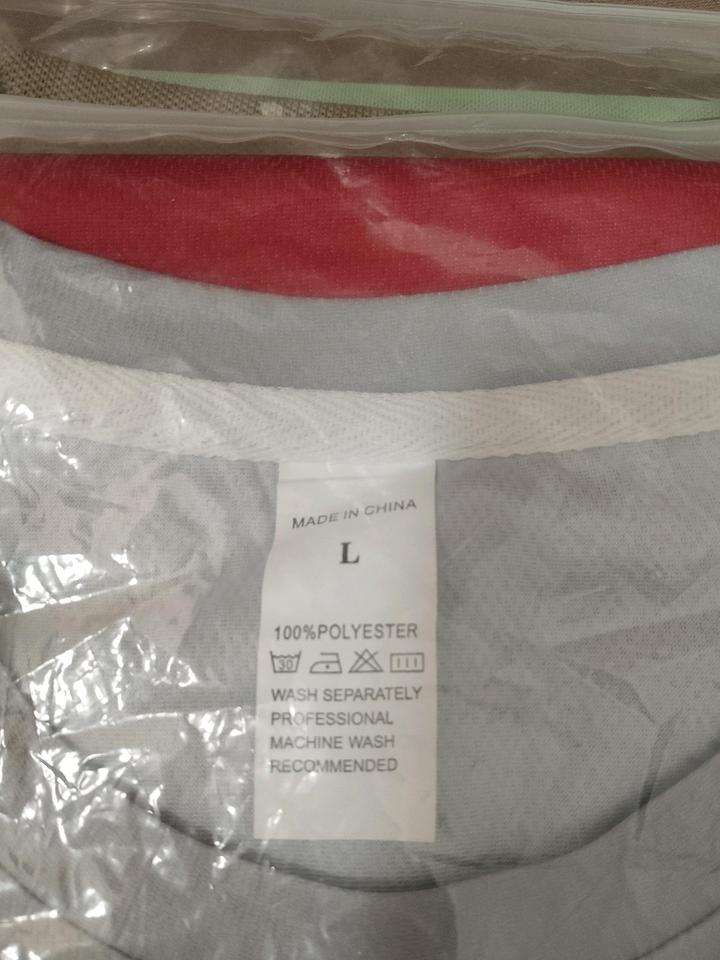 Продам мужскую футболку по 2500тг.