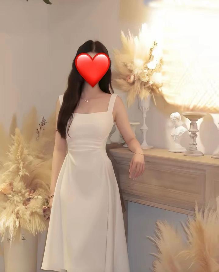 Белое платье на бретельках в французском стиле