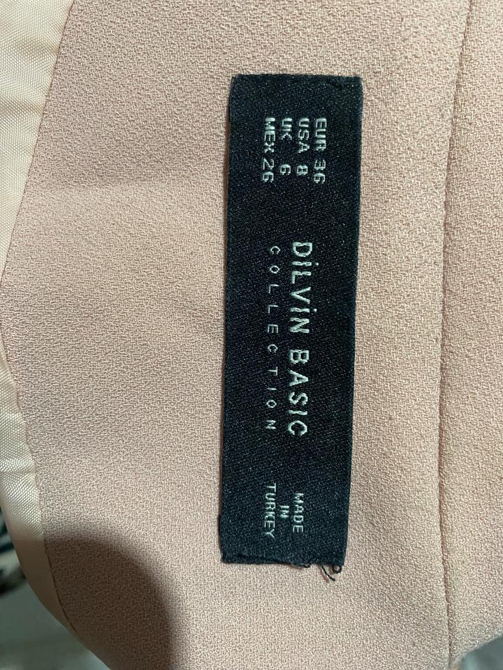 Пудровый брючный костюм