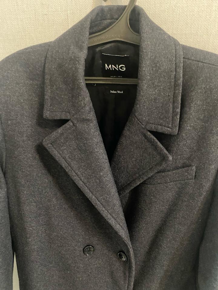 Демисезонное шерстяное пальто от Mango