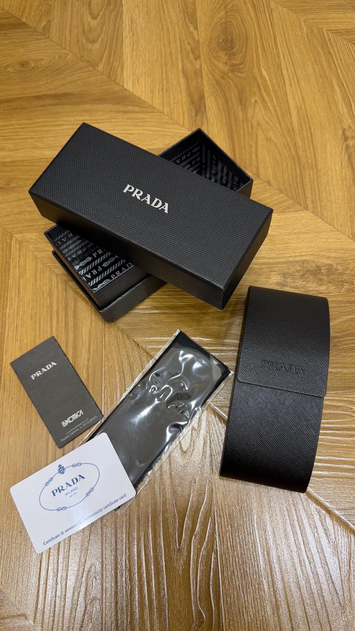 Солнцезащитные очки Prada