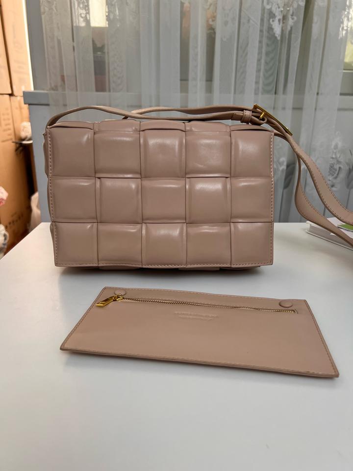 Стильная сумка из натуральной кожи в трендовом плетёном дизайне