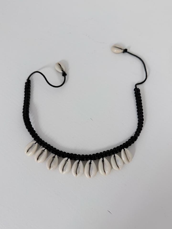 Чокер из ракушек каури