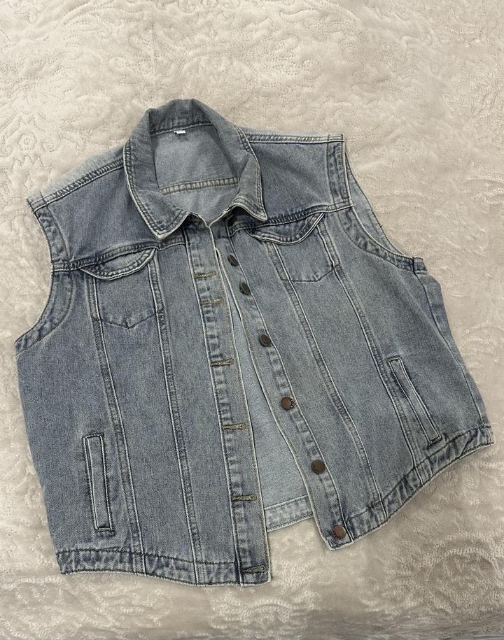 Стильная джинсовая безрукавка