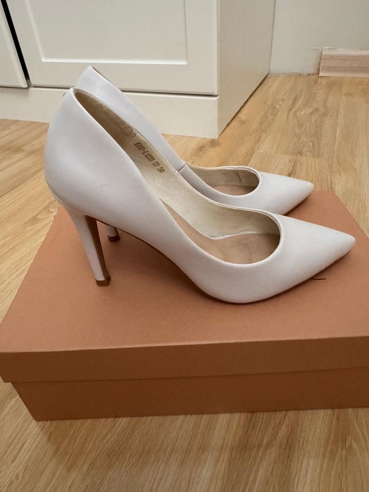 Белые туфли под Jimmy Choo