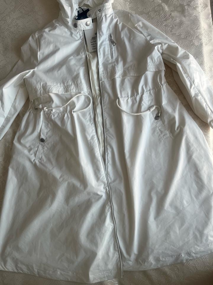 Белый тренч