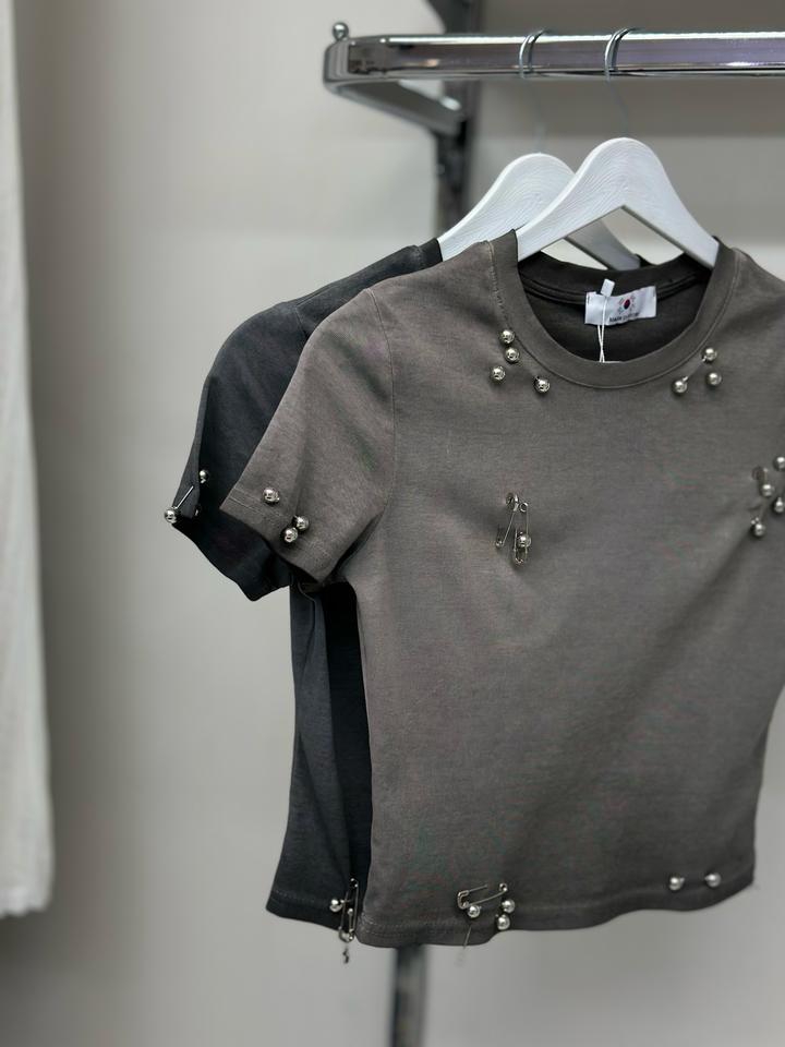 Футболка с металлическими заклёпками и булавками