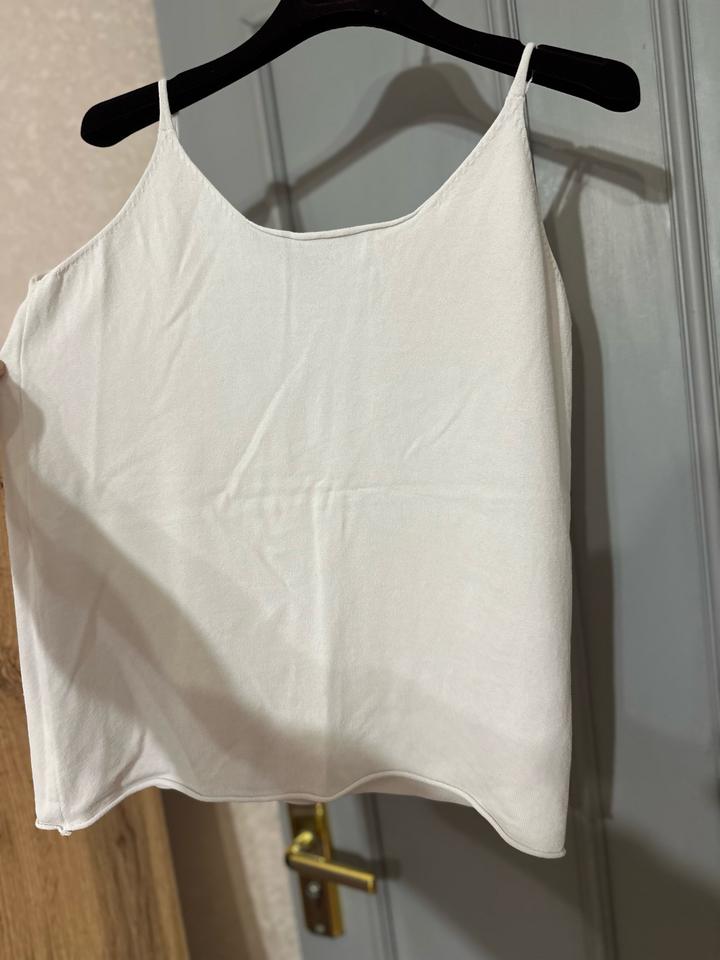 Базовый белый топ на тонких бретелях 🤍