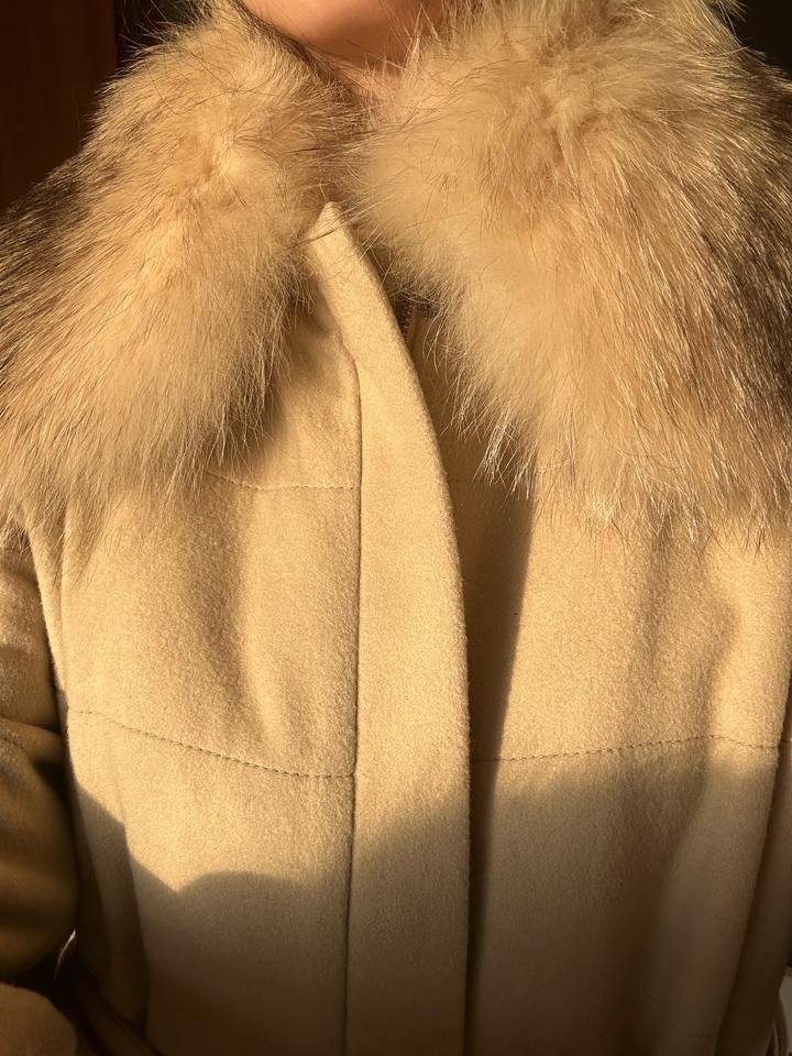 Пальто бежевое с меховым воротником