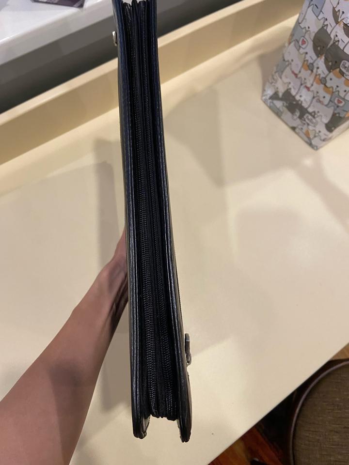 Папка для документов с двумя основными отделениями.