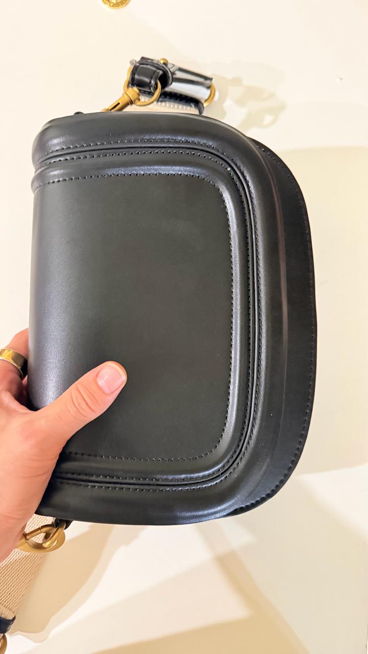 Стильная черная сумка-седло (Saddle Bag) с широким ремнем. Тренд 2026