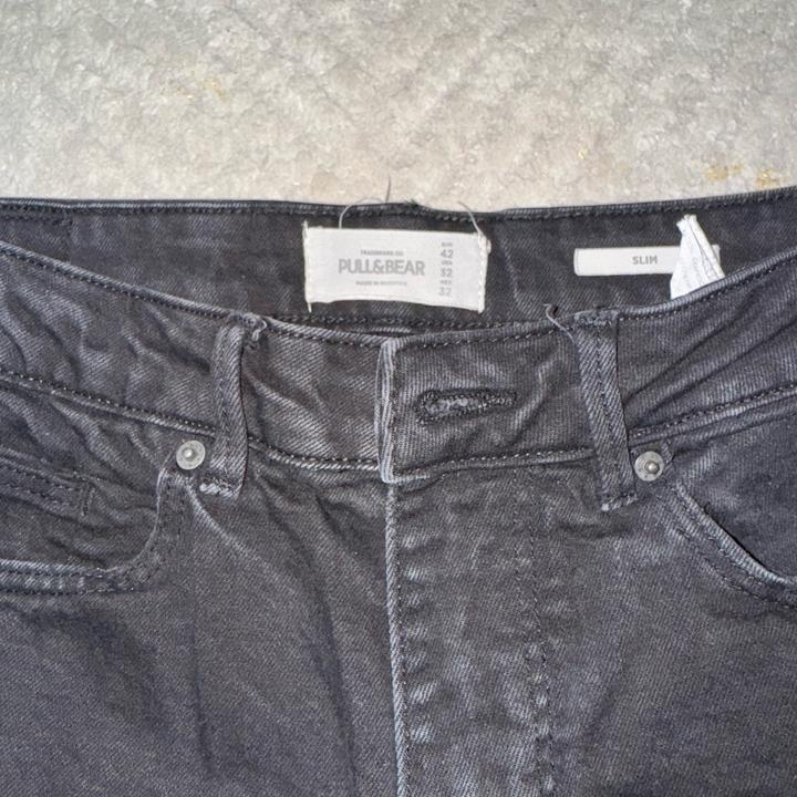 темно серые джинсы pull&bear