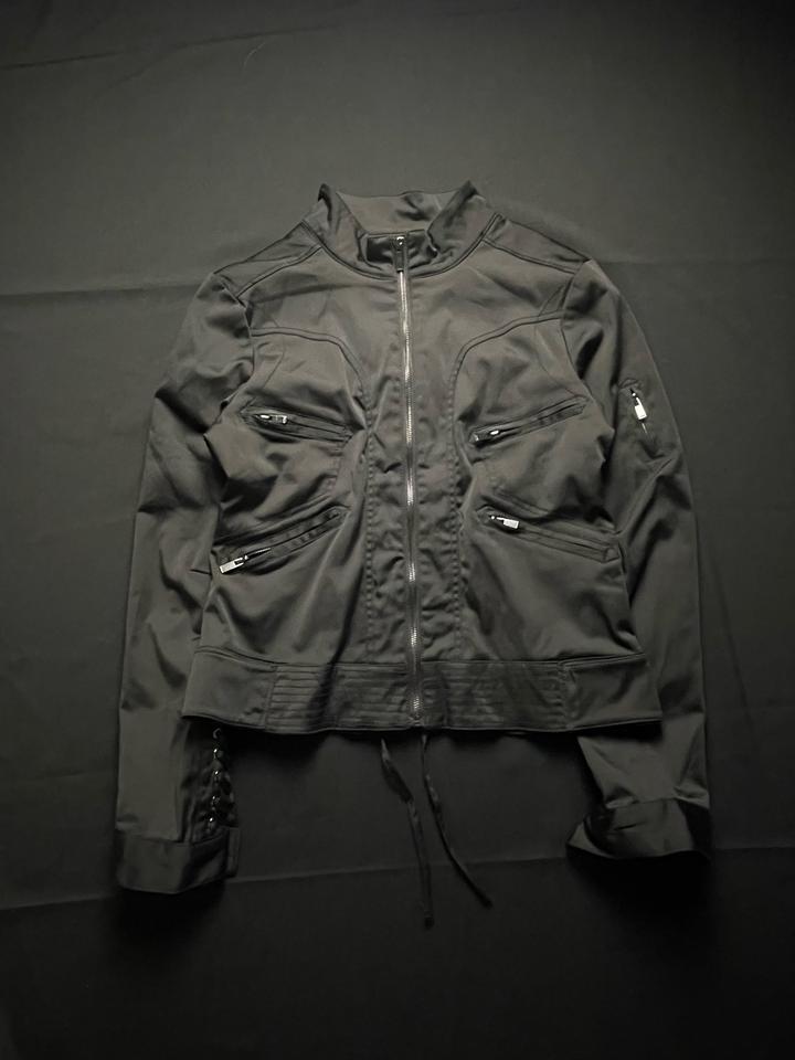 Черная легкая куртка с шнуровкой