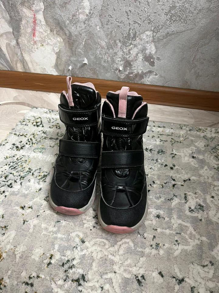 Продам осенние ботинки от GEOX