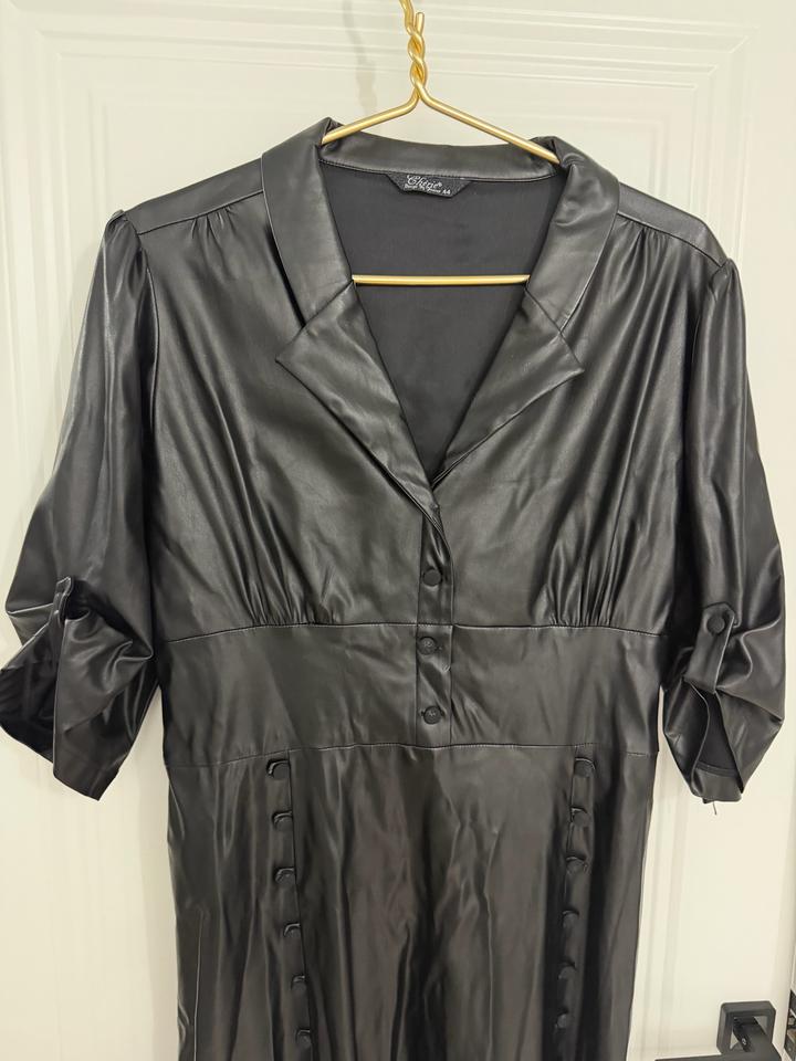 Черное кожаное платье