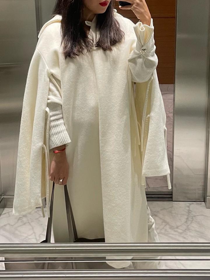 Молочное пальто-пончо