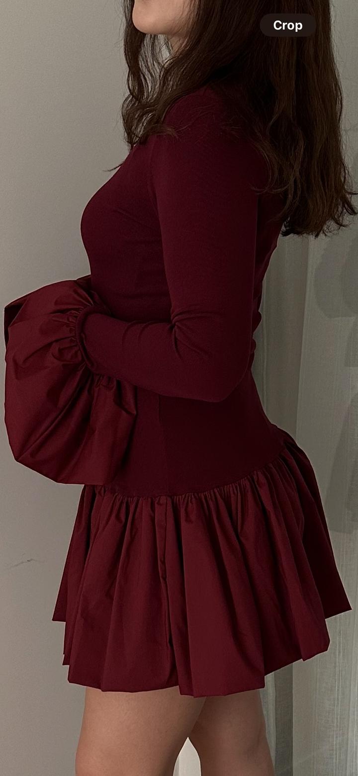 Платье с расклешенными манжетами