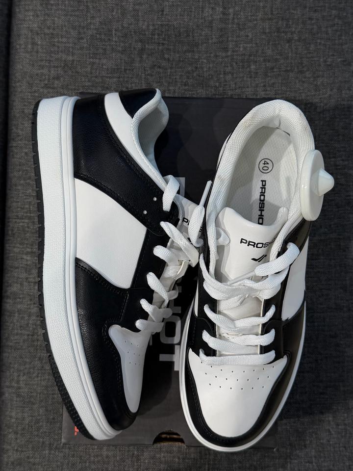 Женские кроссовки