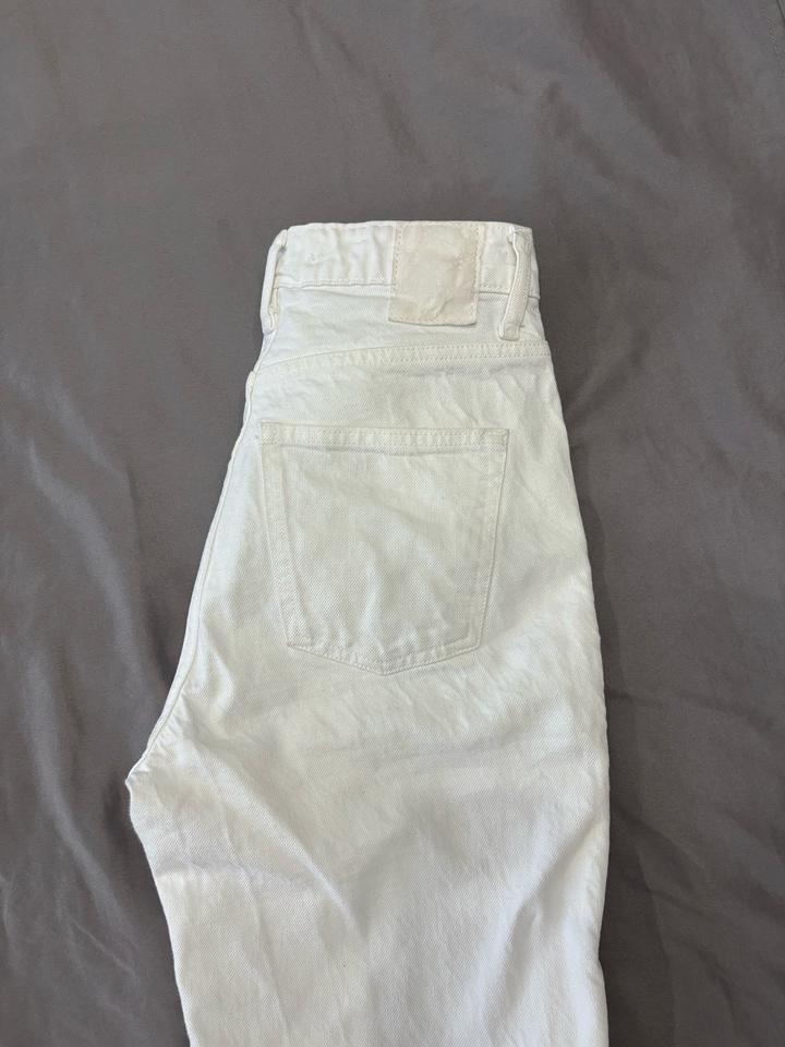 белые джинсы ZARA
