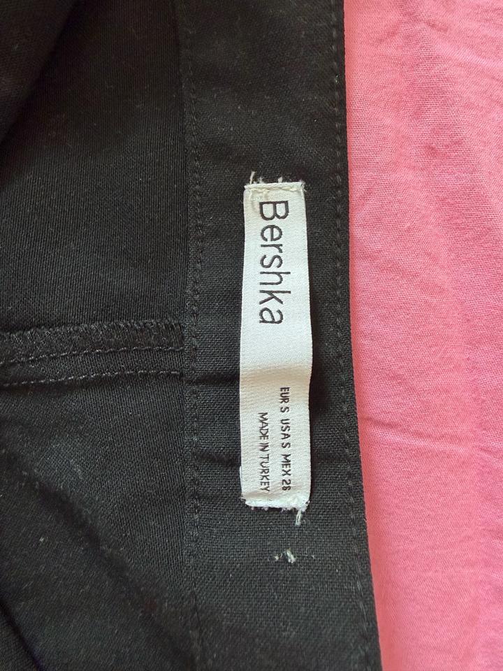 Черная юбка Bershka