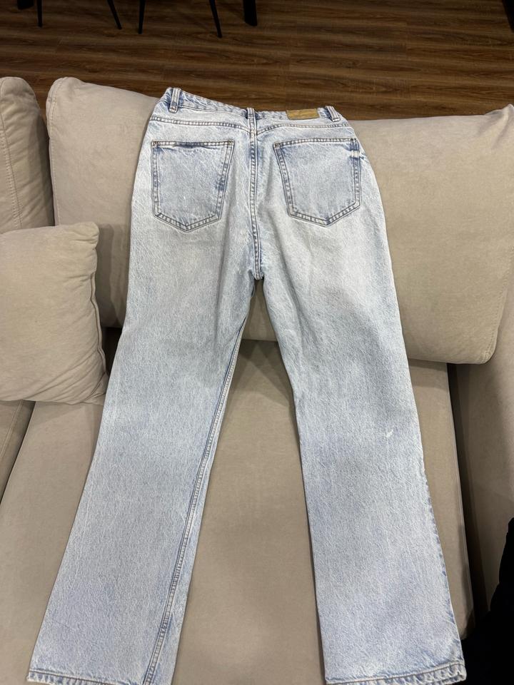 синие джинсы