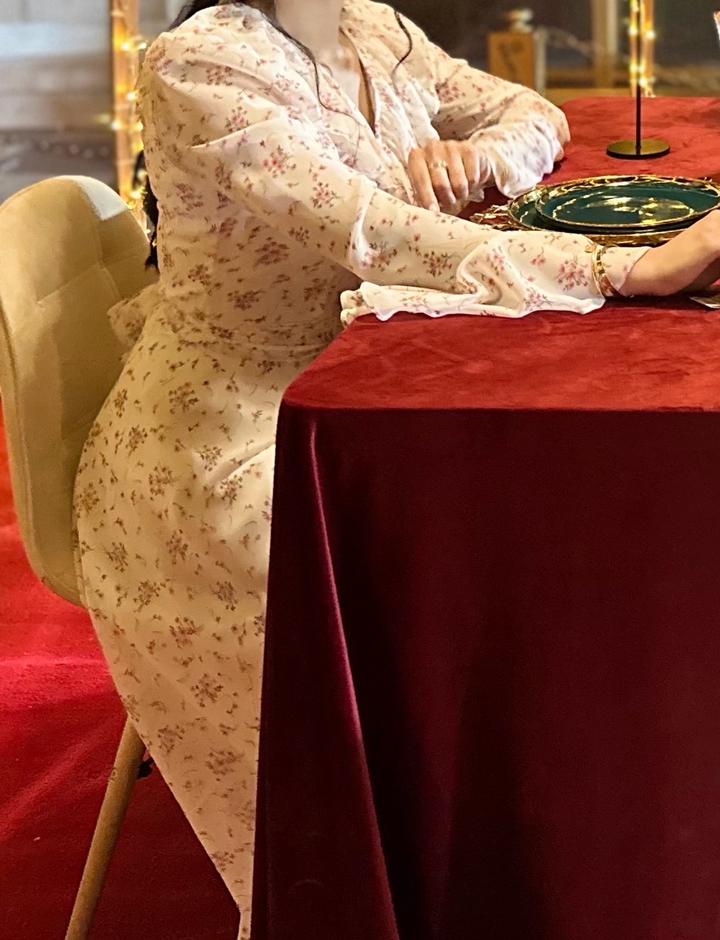 Белое платье с цветочным принтом