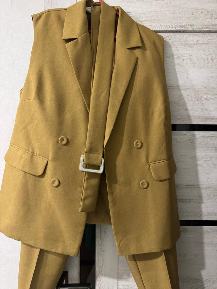 Горчичный костюм без рукавов