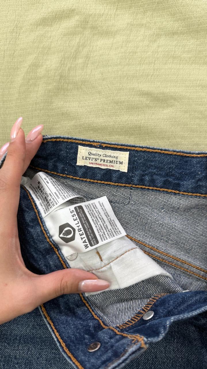 Синие джинсы Levi’s на пуговицах