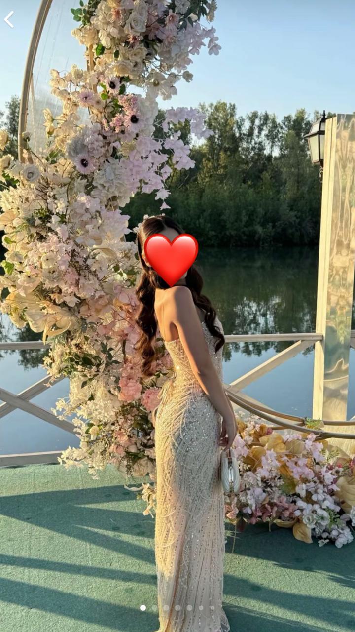 Бежевое платье неизвестного бренда