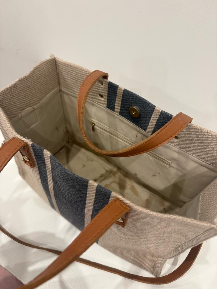 Удобная сумочка с длинным ремешком