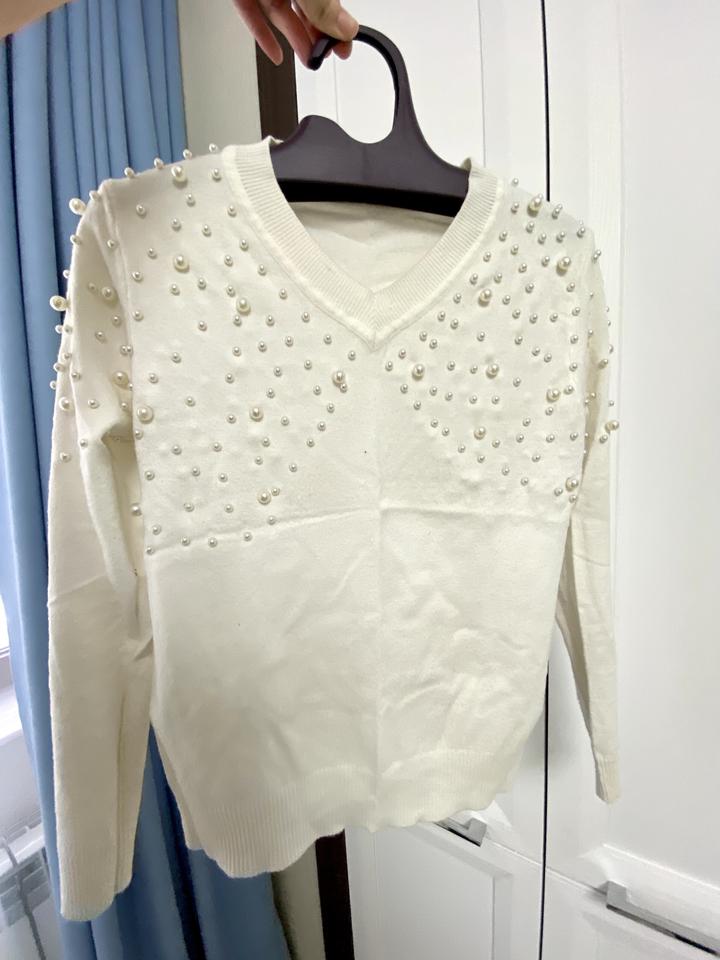 нежный свитер с жемчугом