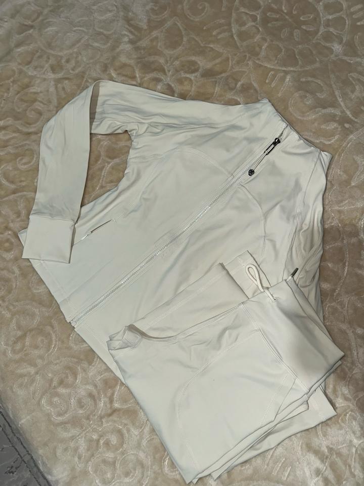 Белая спортивная женская двойка