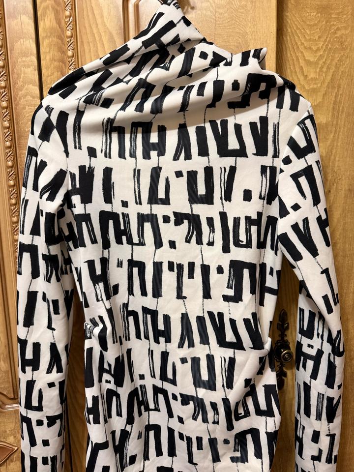 Платье с акцентным oversized-воротником • необычный крой • выглядит очень стильн