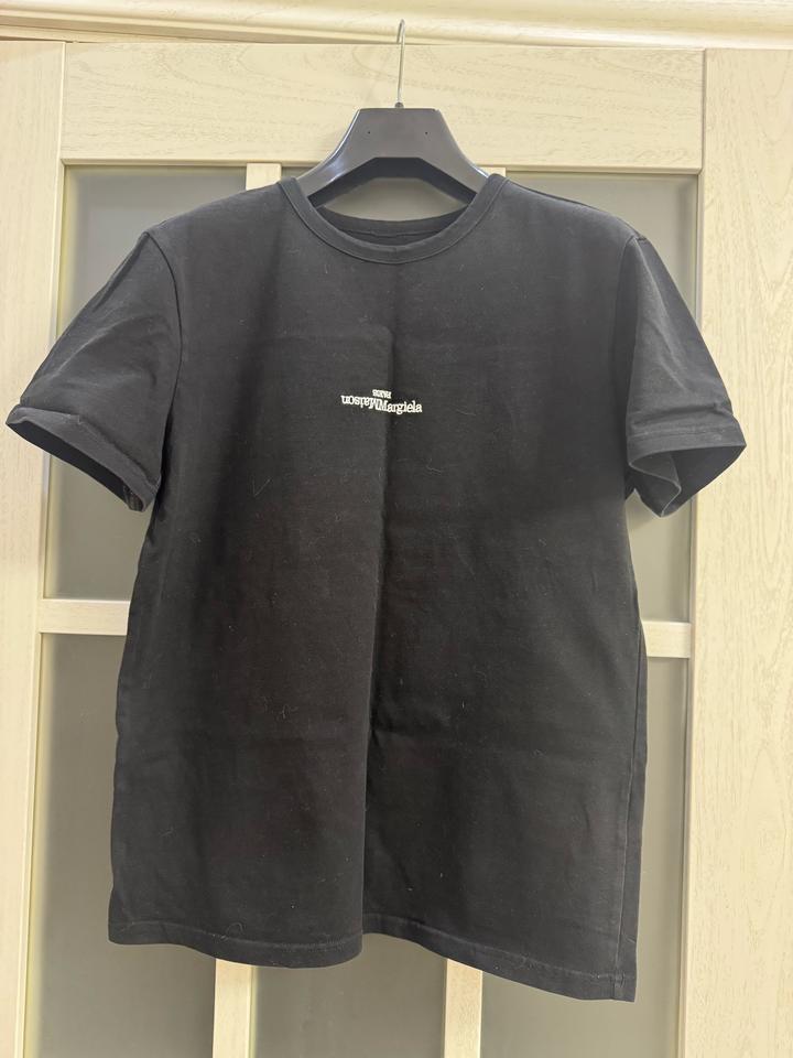 Футболка с вышитым логотипом от бренда Maison Margiela