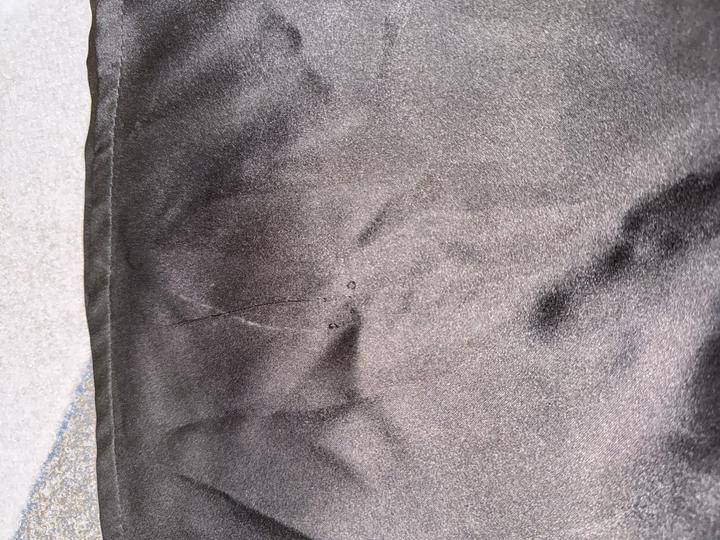 Черное атласное платье.