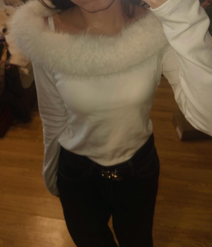 Белый лонгслив/кофточка с мехом