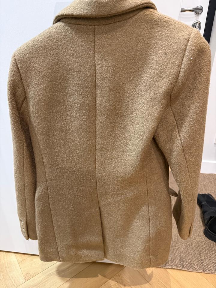 Коричневое пальто-пиджак от корейского бренда.