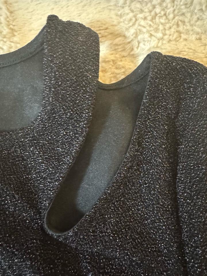 Черное обтягивающие платье миди с разрезом