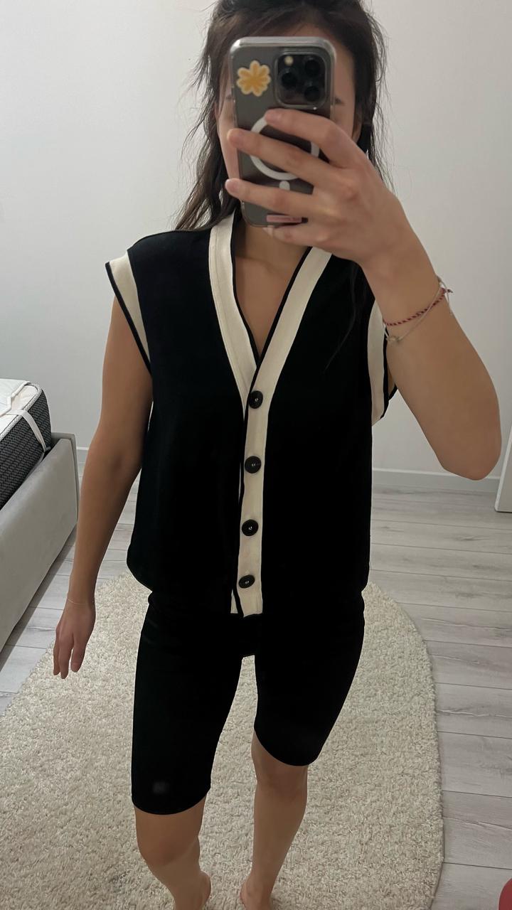 Черный стильный жилет с пуговицами Massimo Dutti