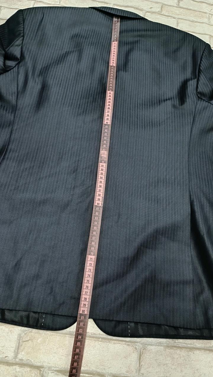 Мужской серый костюм в полоску