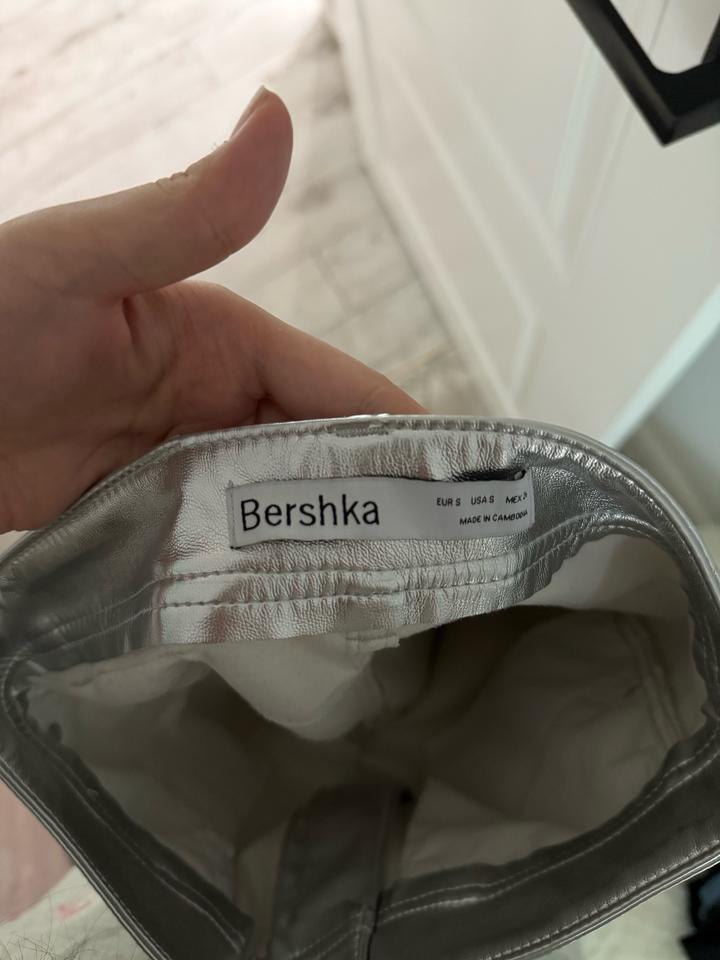 Серебристые штаны BERSHKA