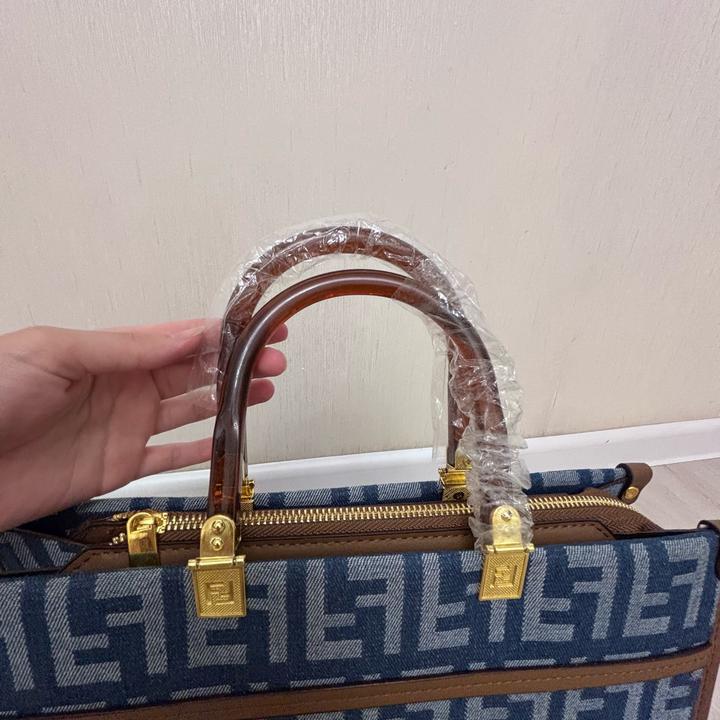 Джинсовый шопер Fendi Roma с текстильным ремешком и янтарными ручками