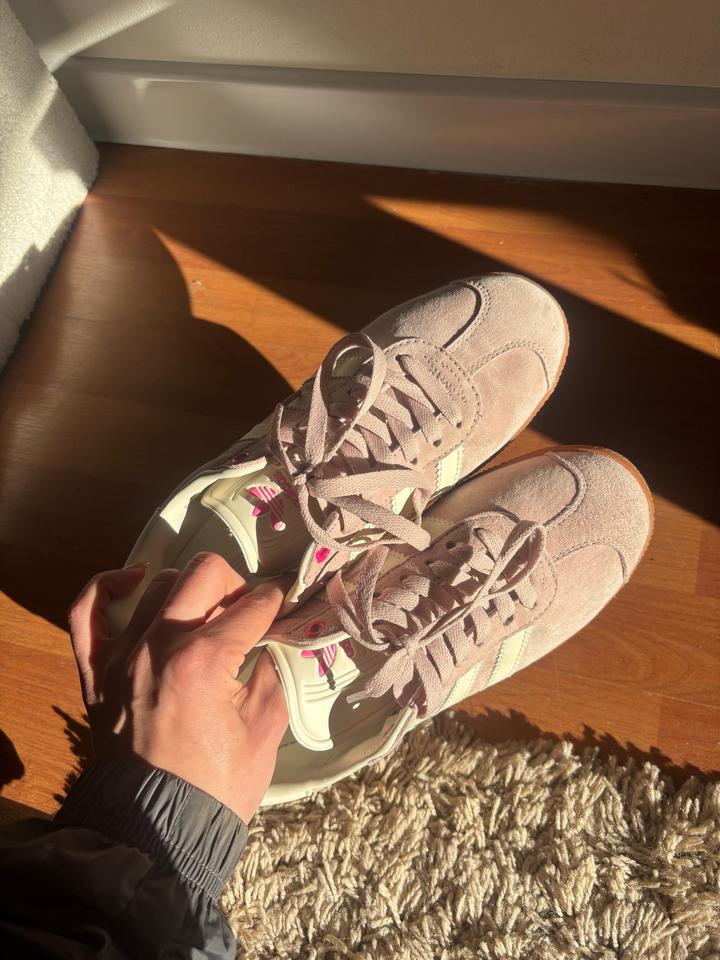 Розовые кроссовки Adidas Gazelle