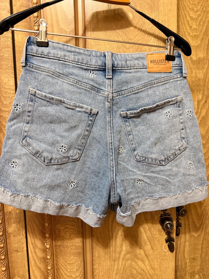 Джинсовые шорты Hollister с вышивкой