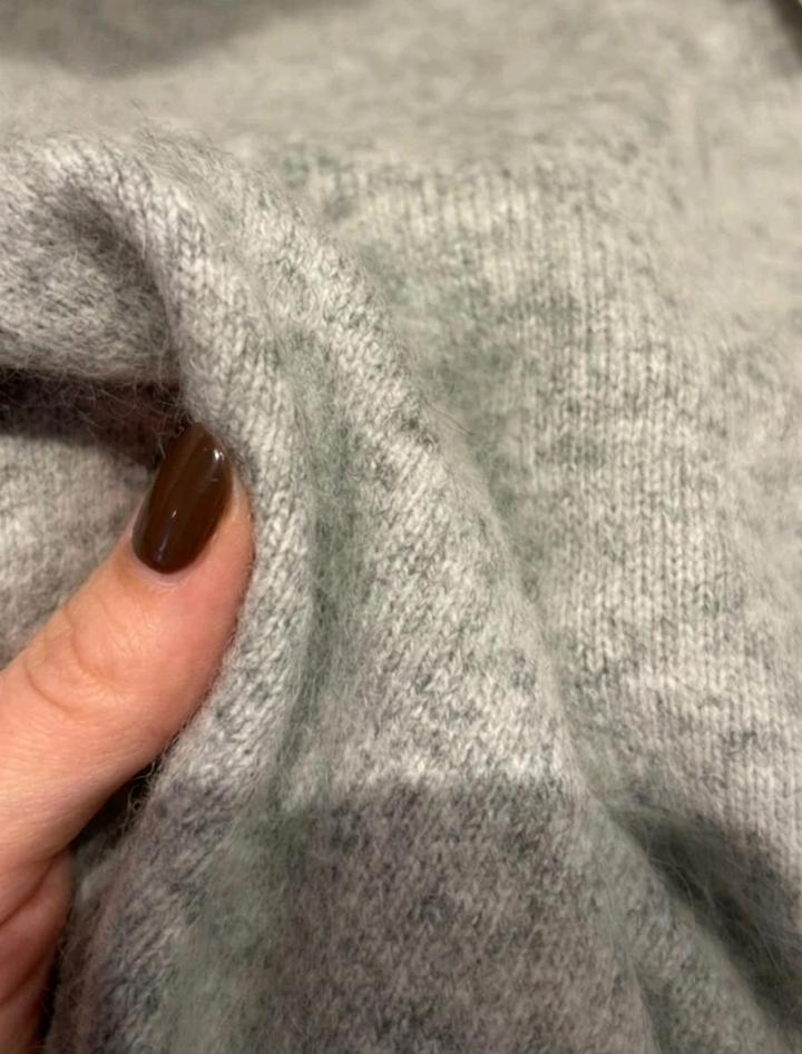 серый свитер