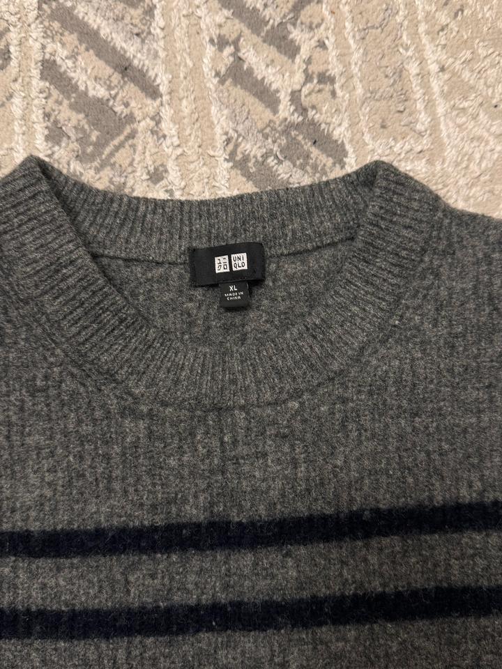 Свитер серый UNIQLO