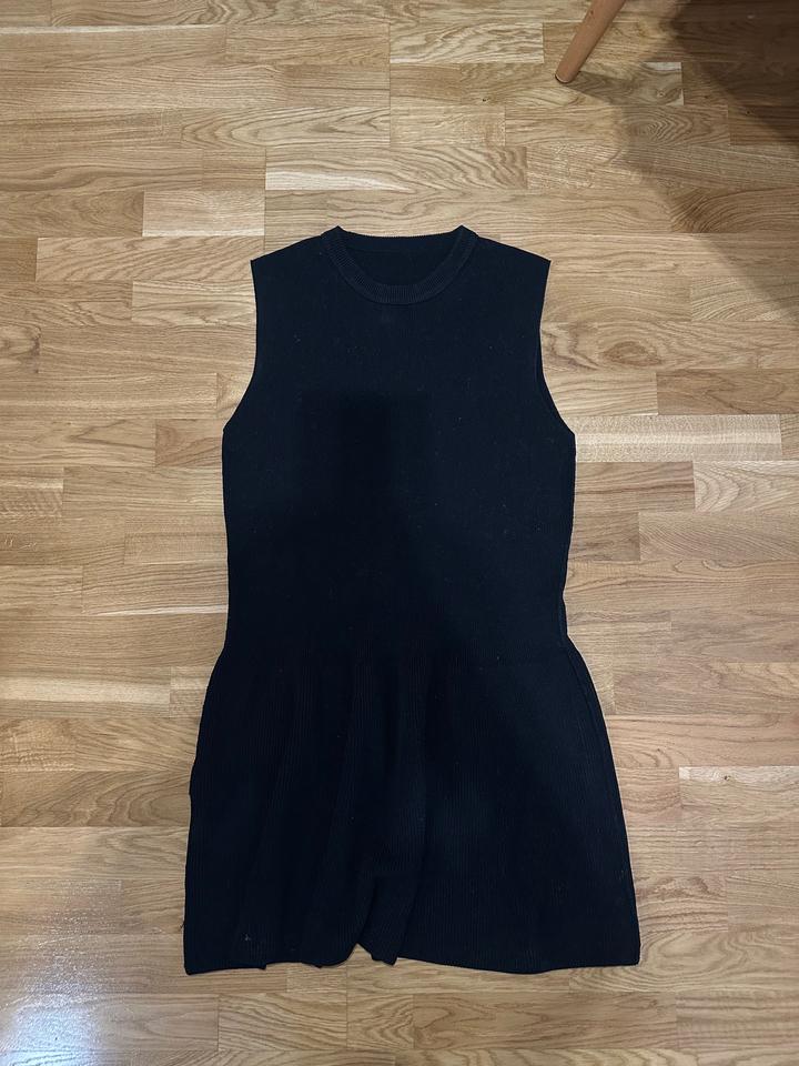 Черное платье Cos