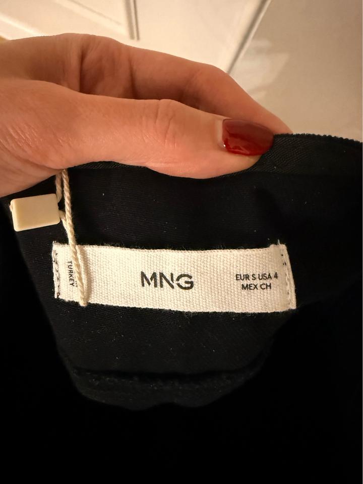 Черное мини платье Mango