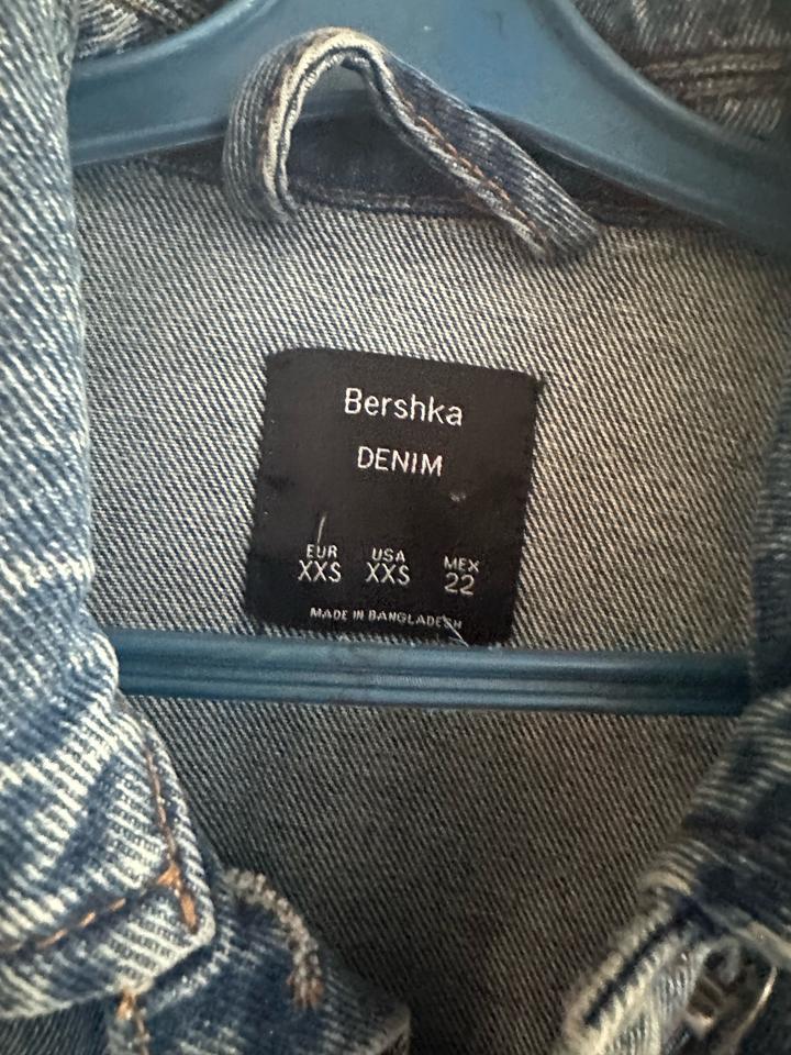 Дерзкая джинсовая куртка Bershka