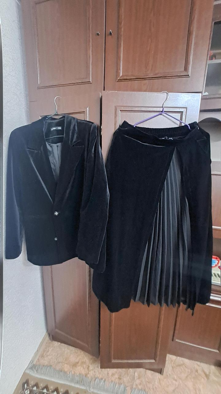 Продам шикарные двойки производство Турция. Королевский бархат , и люрекс костюм